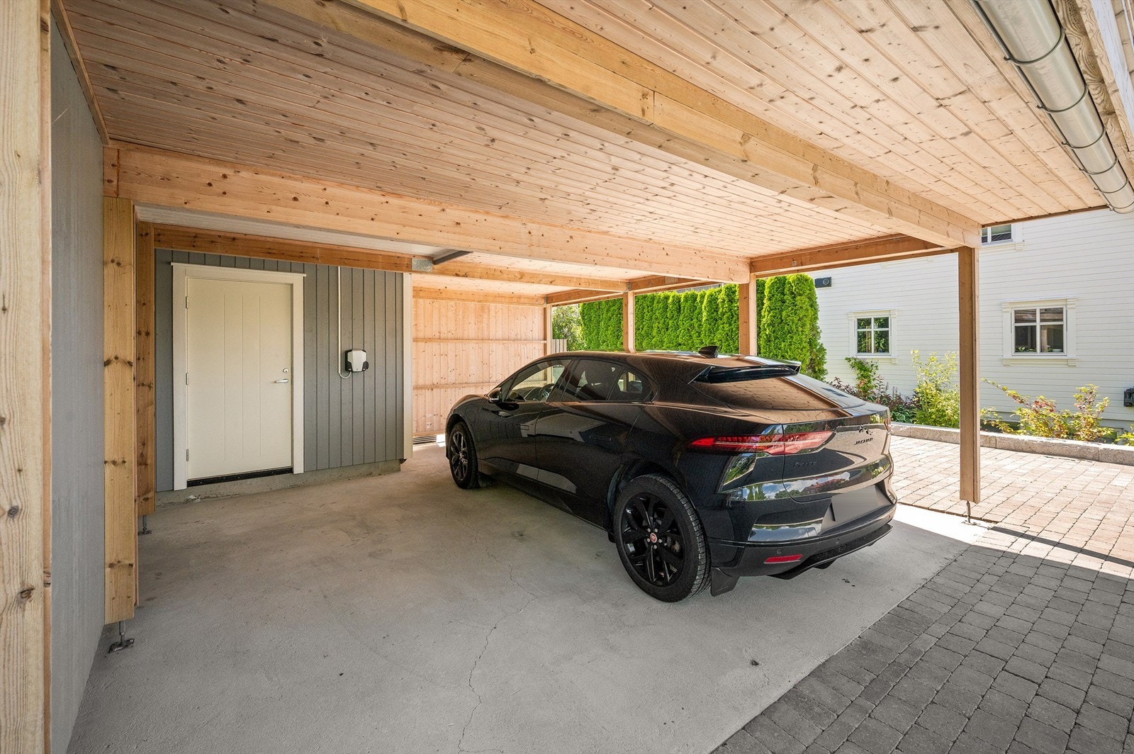 Carport med lader til el-bil Galleribilde