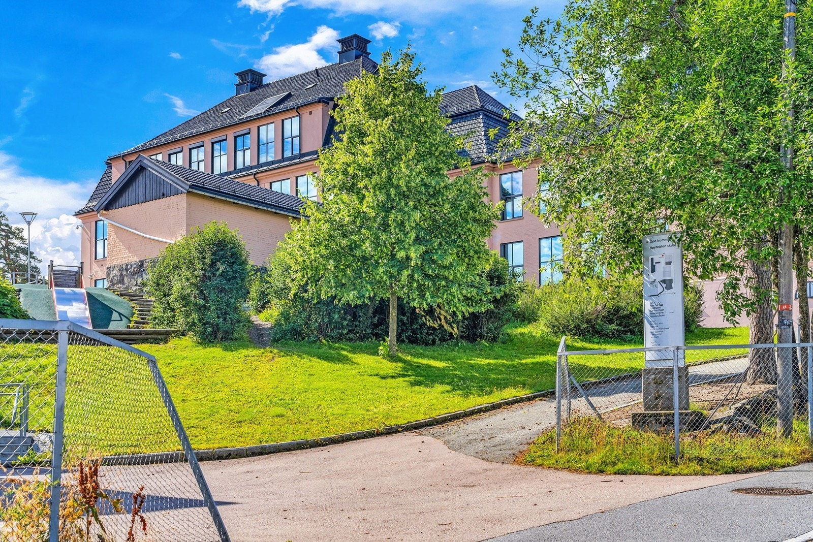 Boligen sogner til populære Høybråten skole Galleribilde