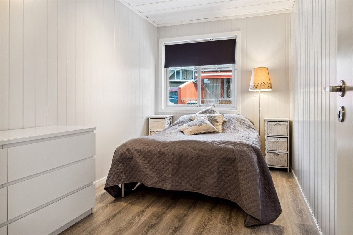 Rommet som leies ut. Seng og nattbordet på bildet følger ikke med. Galleribilde