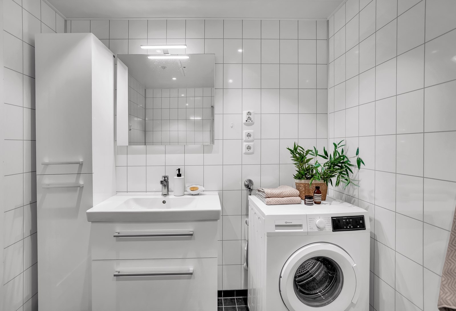 Delikat bad med flislagte overflater, gulvvarme og downlights i himling. Galleribilde