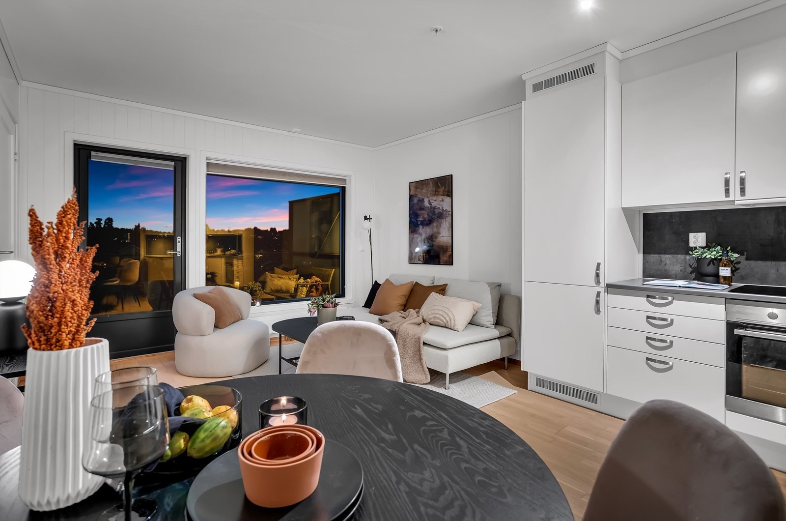 Leiligheten har en åpen løsning mellom stue og kjøkken, som utgjør et sosialt og sentralt rom. Galleribilde