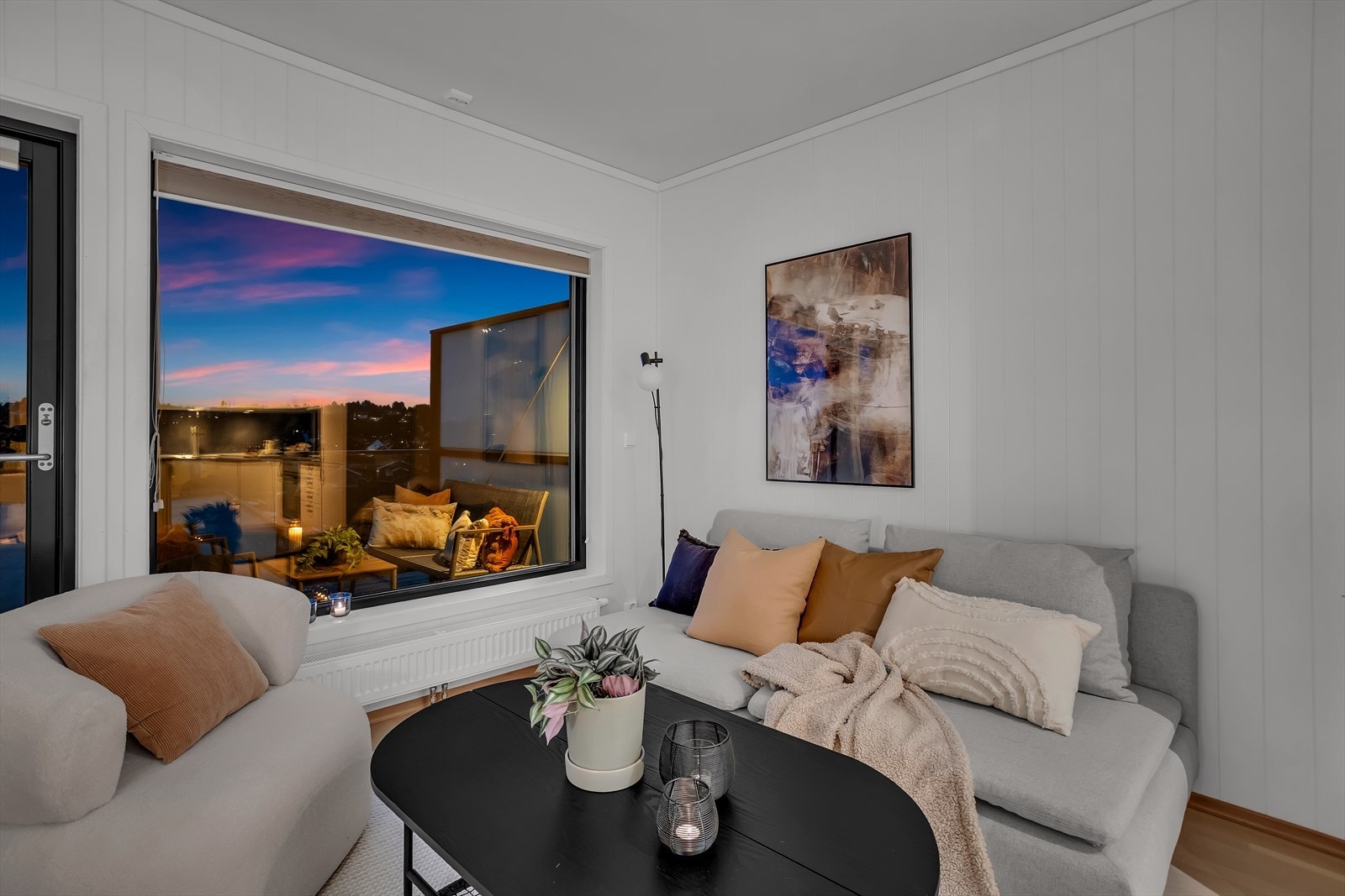 De gode vindusflatene gjør at stuen får inn rikelig med naturlig lys. Galleribilde