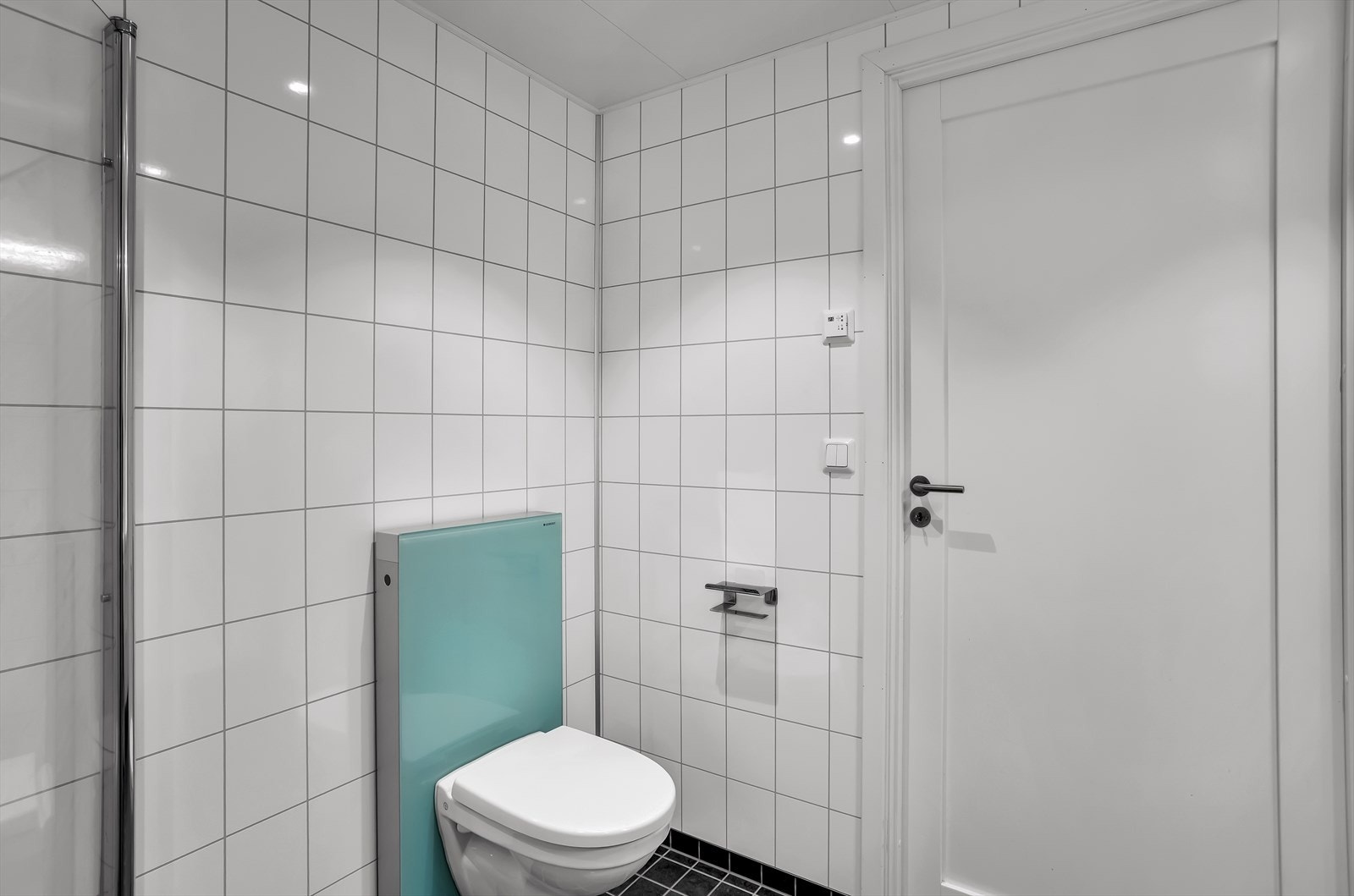 Våtrommet er ventilert med lufteventil i tak tilknyttet balansert ventilasjon og luftespalte i forbindelse med døren. Galleribilde