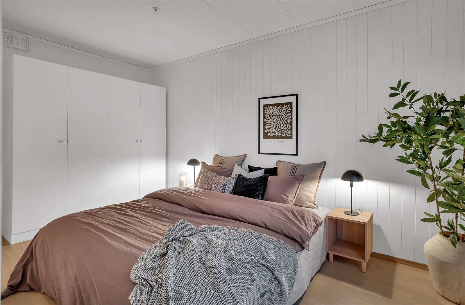 Godt med oppbevaringsplass i garderobeskap. Galleribilde