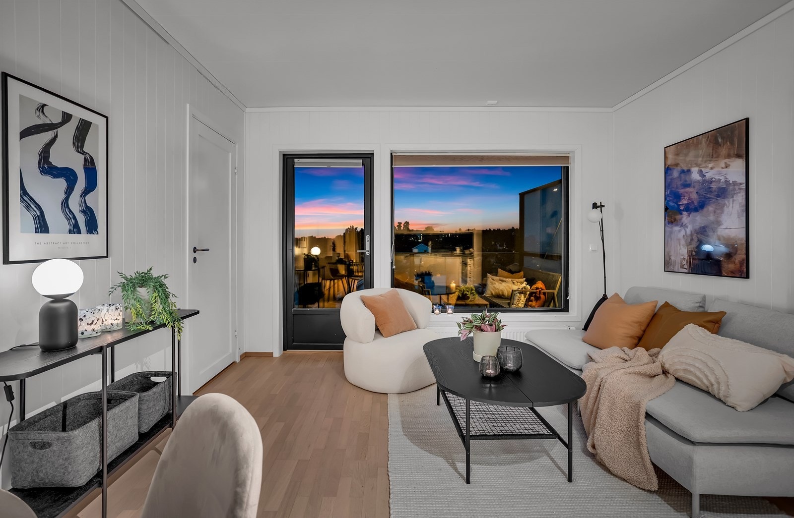 Leiligheten ligger i byggets 4. etasje og holder en høy standard. Galleribilde