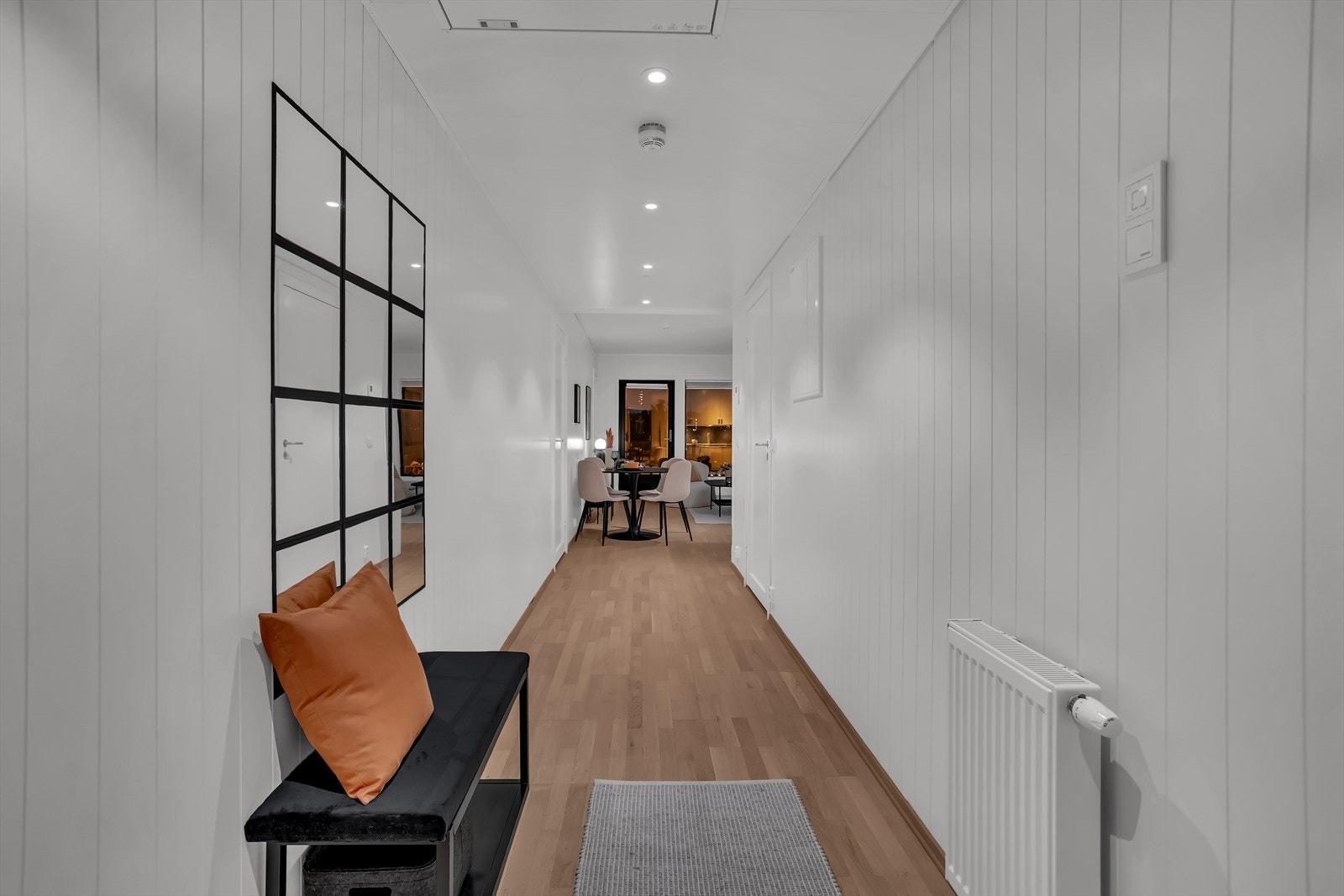 Det er god plass til oppheng av yttertøy og til å sette fra seg sko. Galleribilde