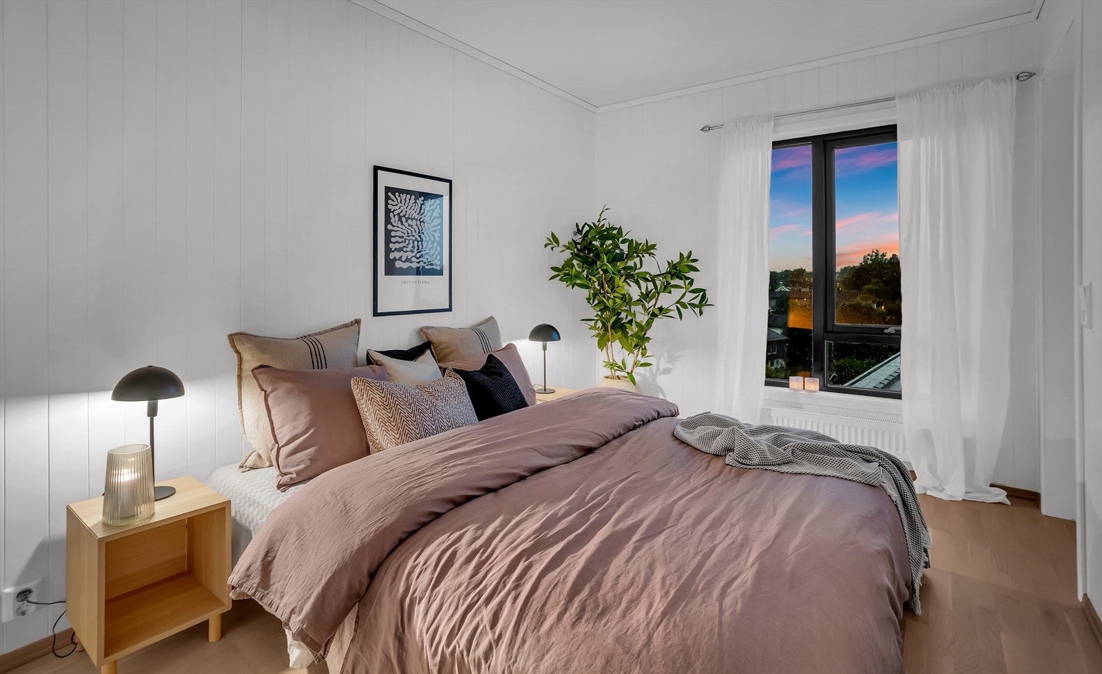 Soverommet har plass til dobbeltseng, tilhørende nattbord og annet soveromsinteriør. Galleribilde