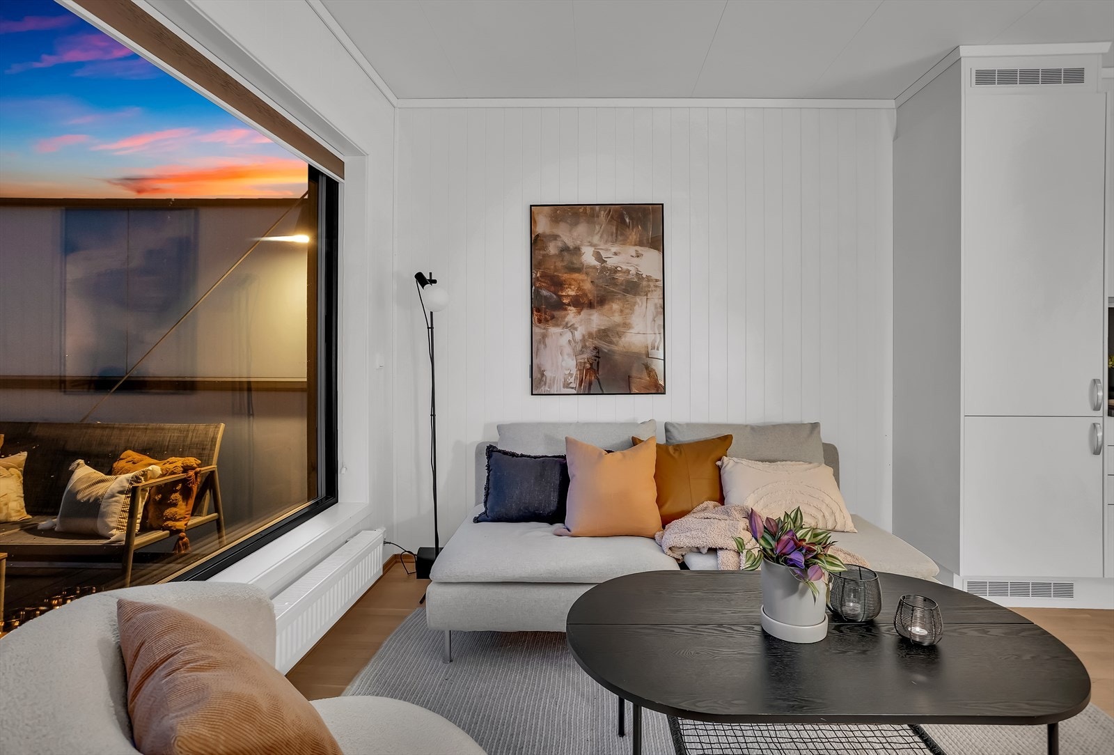 Stuen lar seg enkelt møblere med spisebord, sofagruppe og mediemøbler. Galleribilde