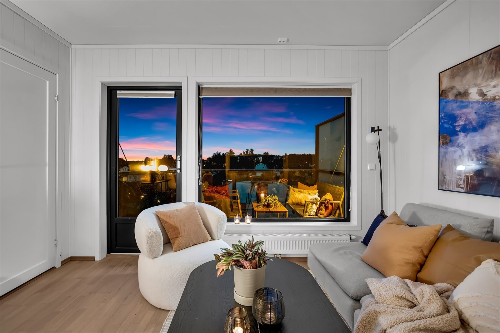 Fra stuen er det utgang til balkongen. Galleribilde