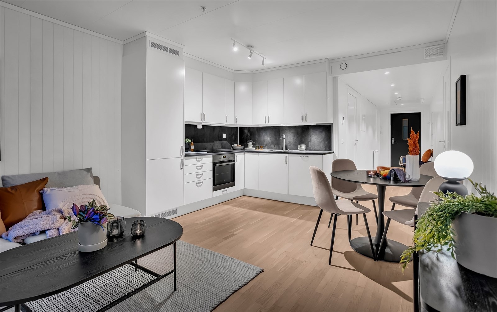 Her får du stilrene overflater, gode vindusflater, vannbåren varme og balansert ventilasjon. Galleribilde