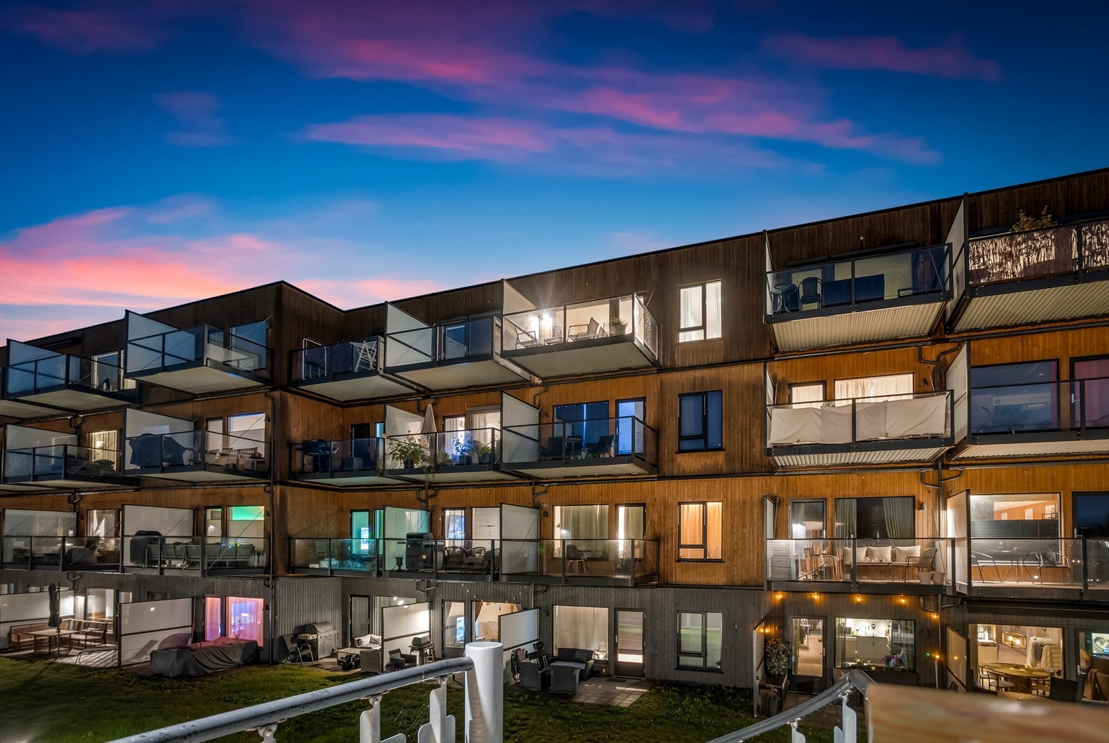 Fellesområdene er pent opparbeidet og området er sentralt beliggende på Eidsvoll Verk. Galleribilde