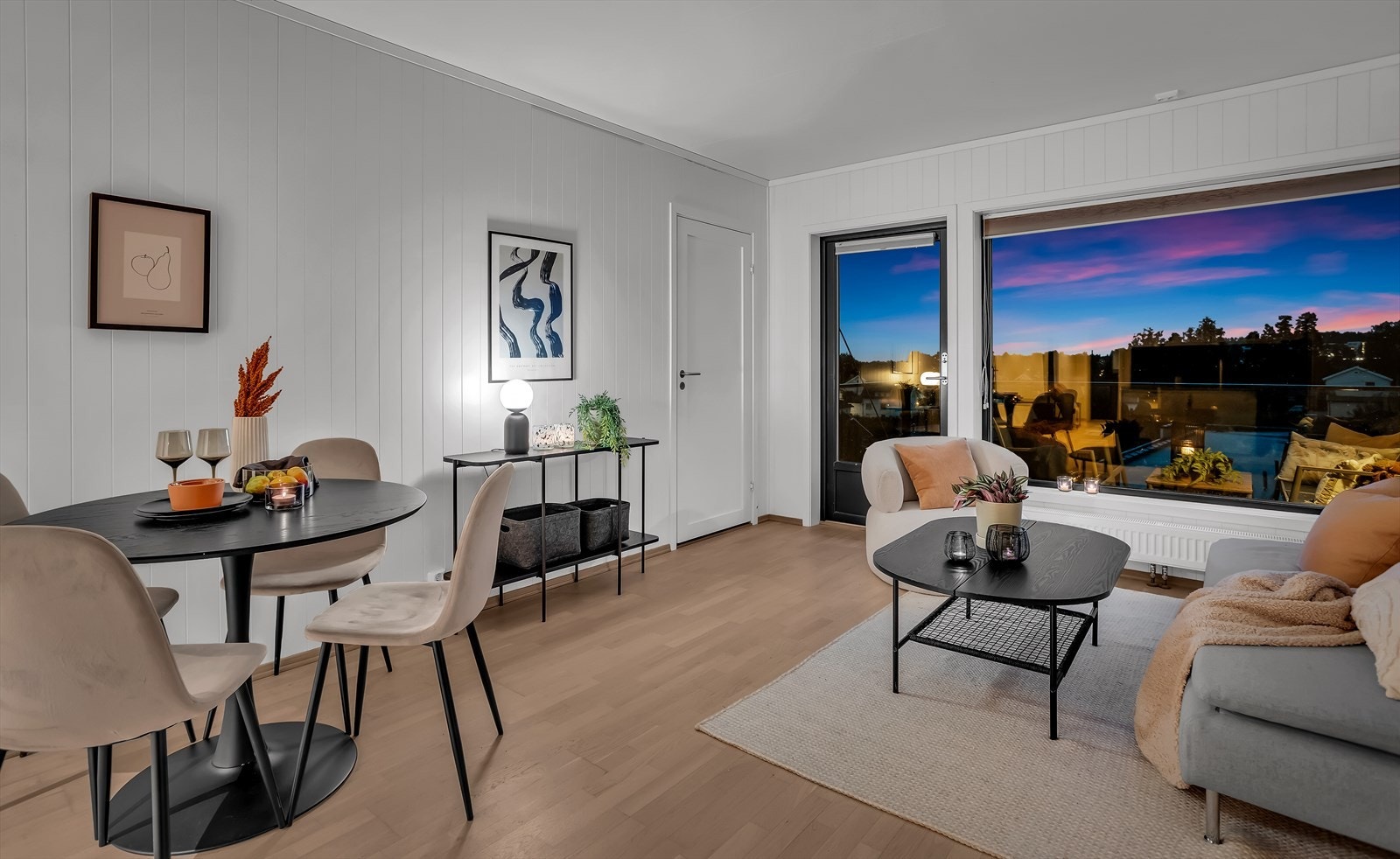 Det er plass til et lite spisebord. Galleribilde