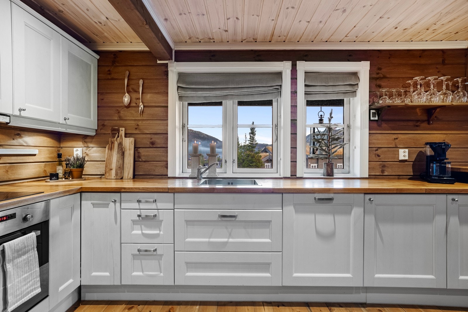 Fra kjøkkenvinduet har du fin utsikt til nærområdet Galleribilde