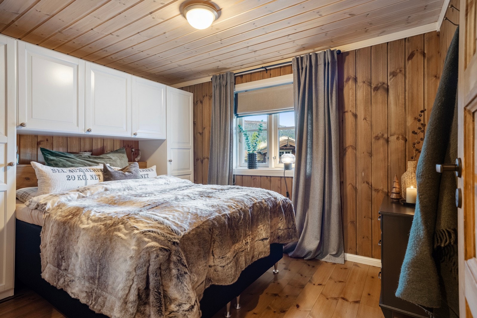 Det er totalt 5 soverom i hytta. Hovedsoverom i 1. etasje Galleribilde