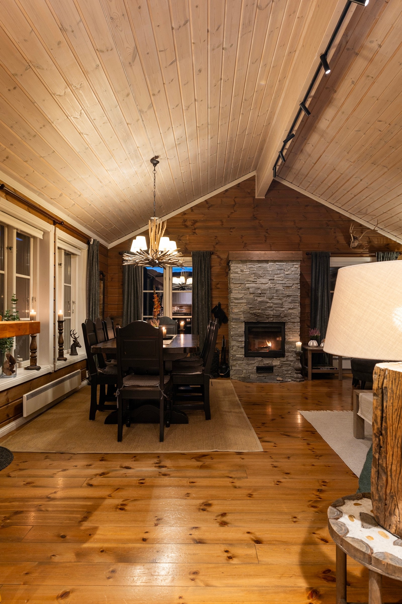 God takhøyde og store vindusflater som gir lys og luft til rommet Galleribilde