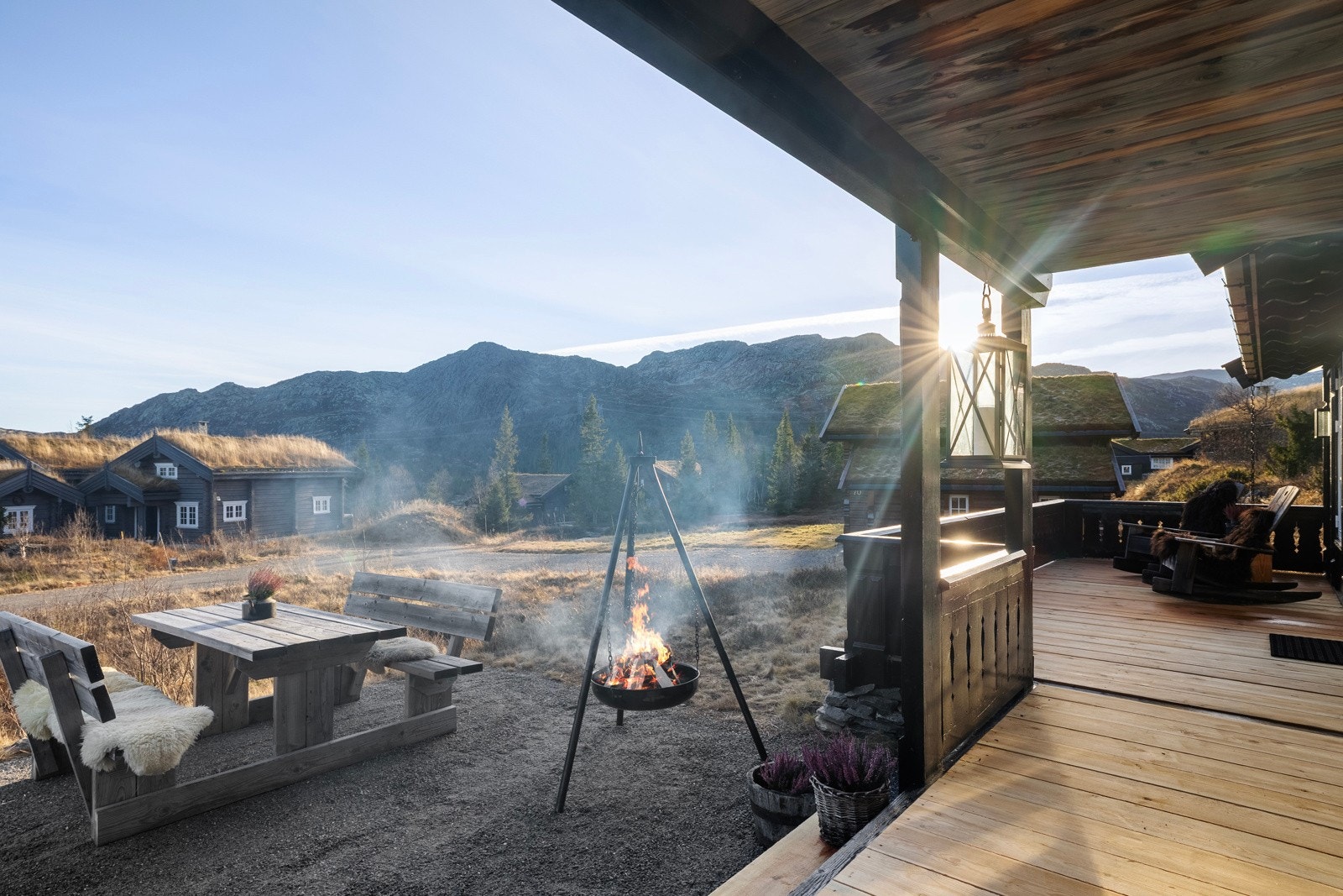 Det er også en hyggelig uteplass på nedsiden av terrassen med plass til bålpanne og sittebenker Galleribilde