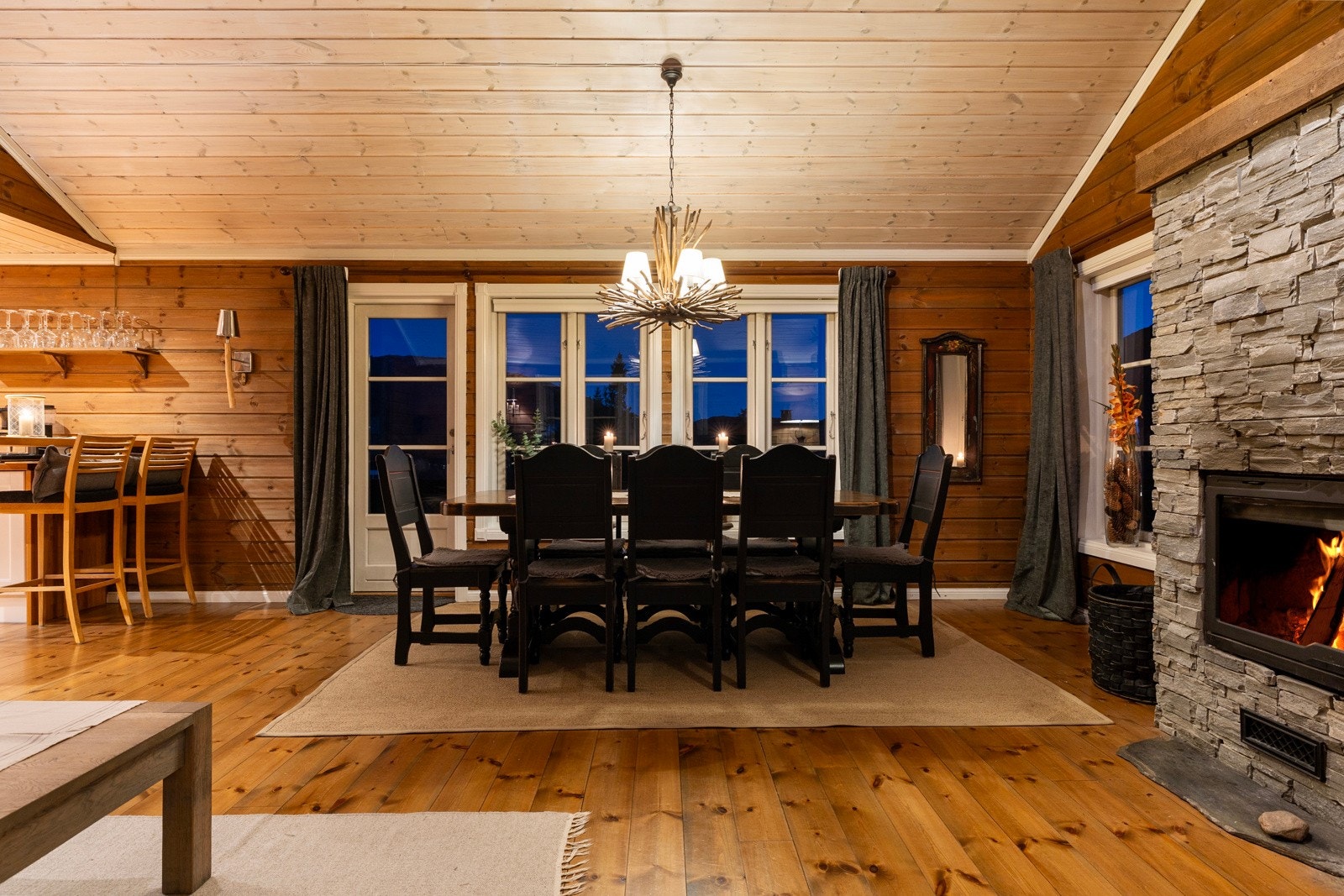 Hyggelig plass til spisestue ved vinduene Galleribilde