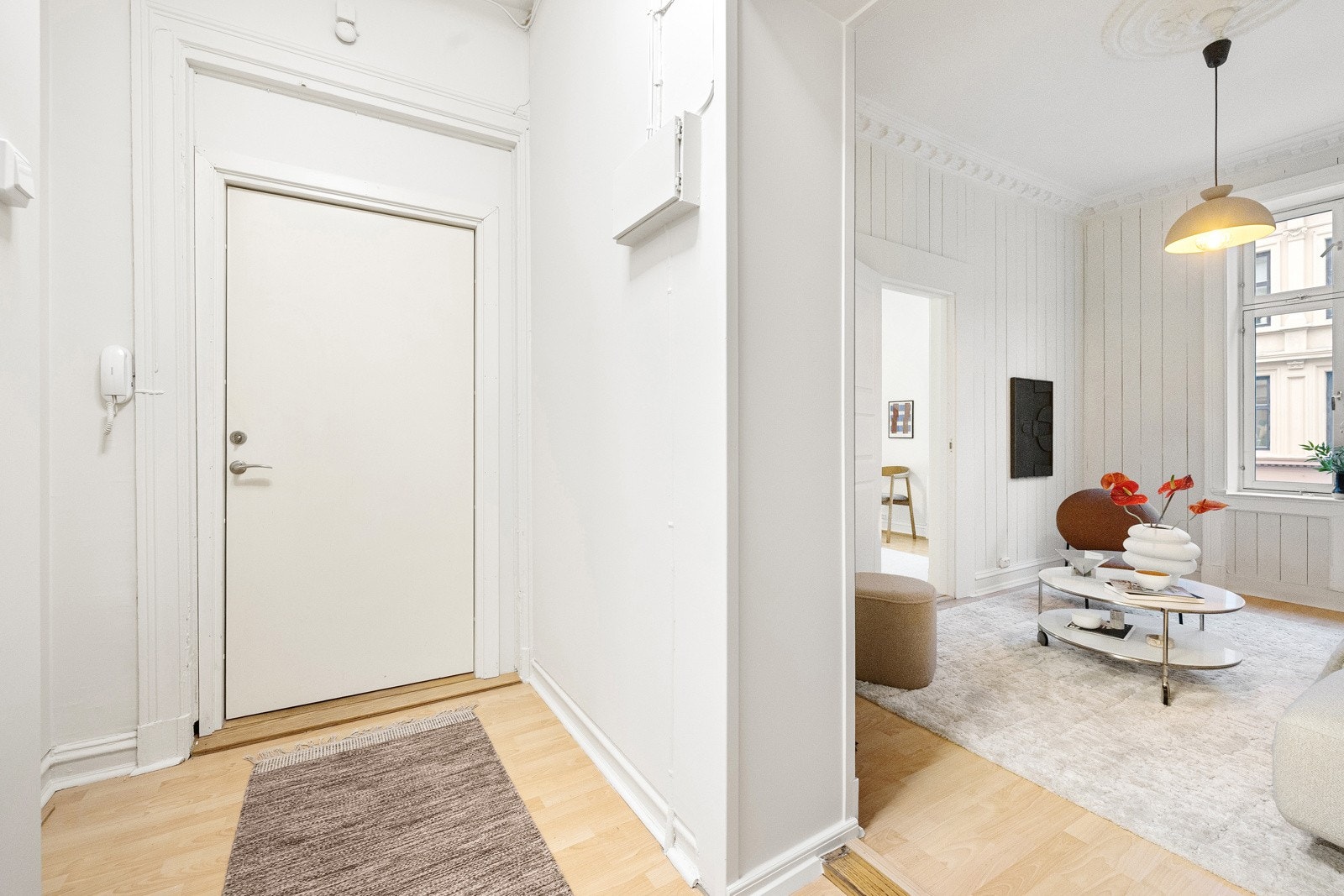 Entréen fremstår lys og innbydende, herfra har du videre tilgang til leilighetens oppholdsrom Galleribilde