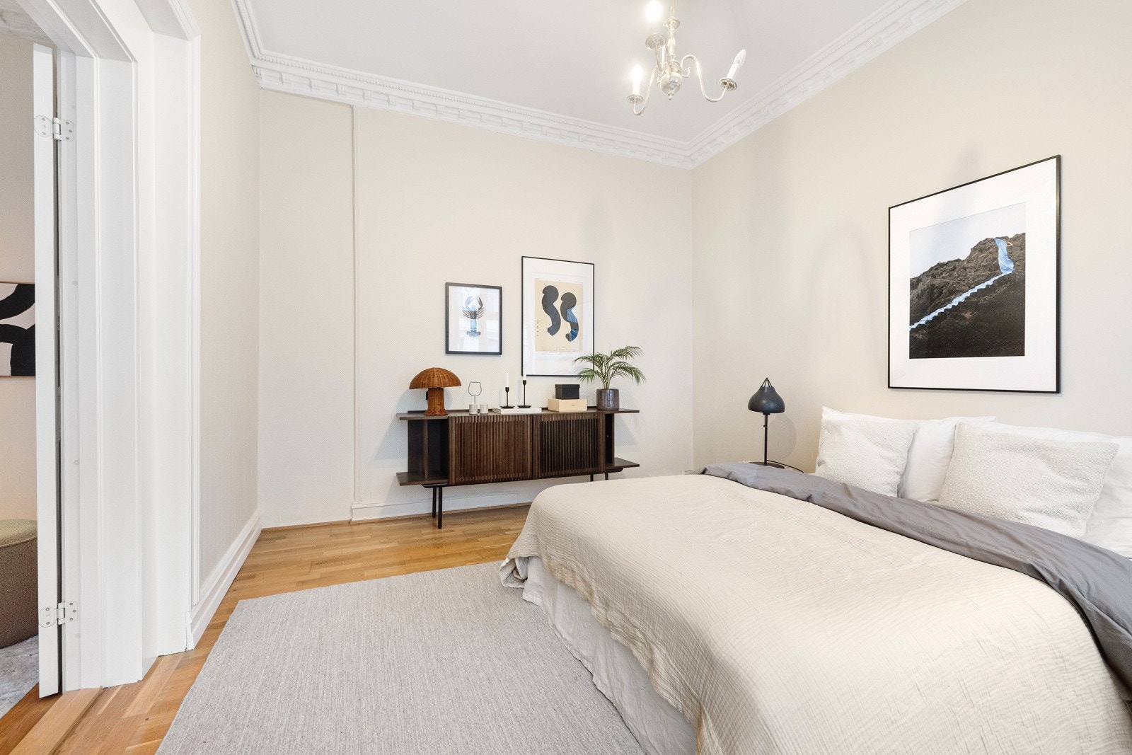 Rommet har svært gode møbleringsmuligheter, med god plass til en stor dobbeltseng med tilhørende nattbord, samt et garderobeskap eller annen oppbevaringsløsning etter behov. Galleribilde