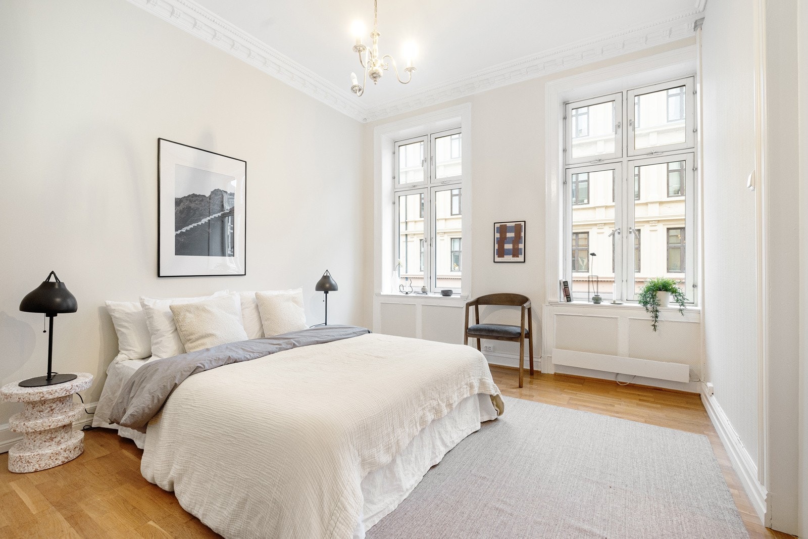 Hovedsoverommet ligger i tilknytning til stuen og fremstår som lyst og romslig Galleribilde