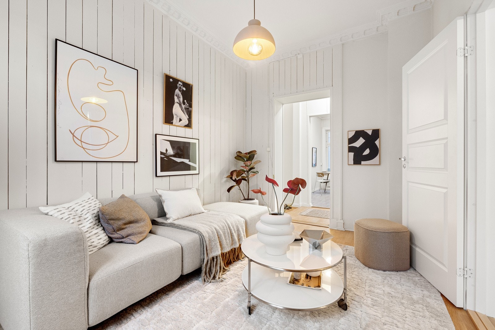 Rommet har gode møbleringsmuligheter med plass til sofagruppe og tilhørende møblement. Galleribilde