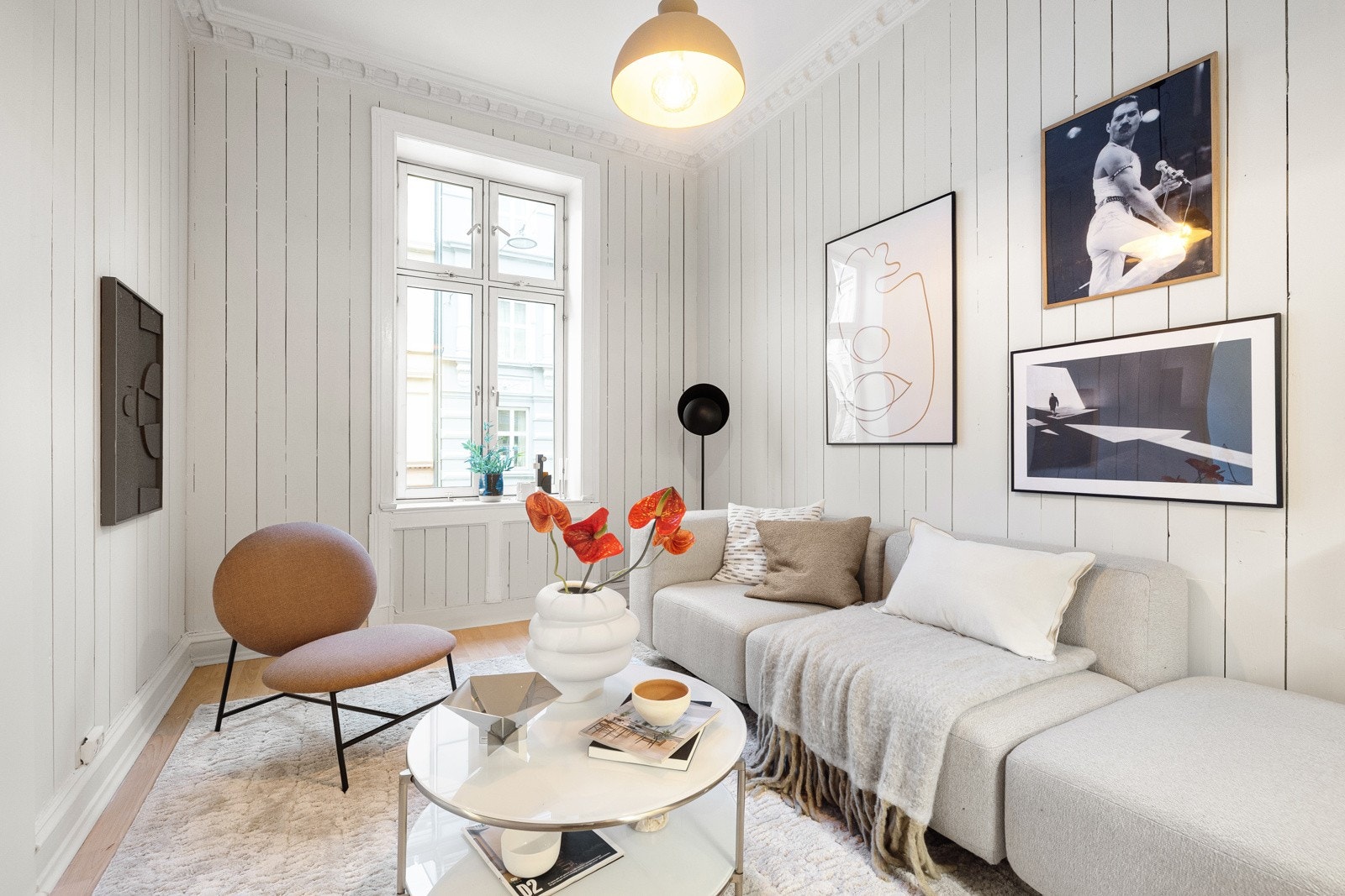 Stuen er lys og innbydende, og byr på klassiske detaljer som stukkatur og takrosett. Galleribilde