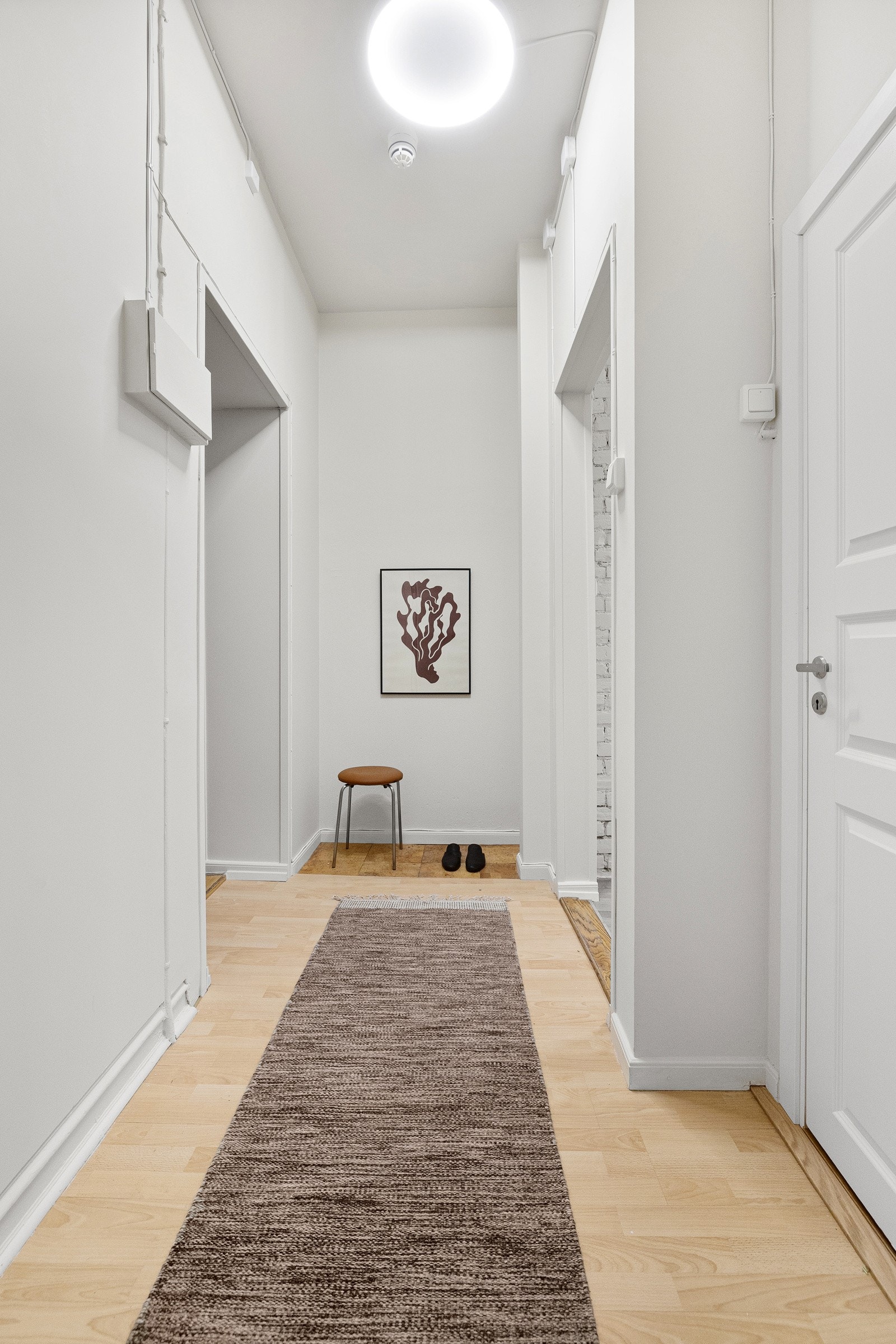 Her er det god plass til oppbevaring av yttertøy. Galleribilde