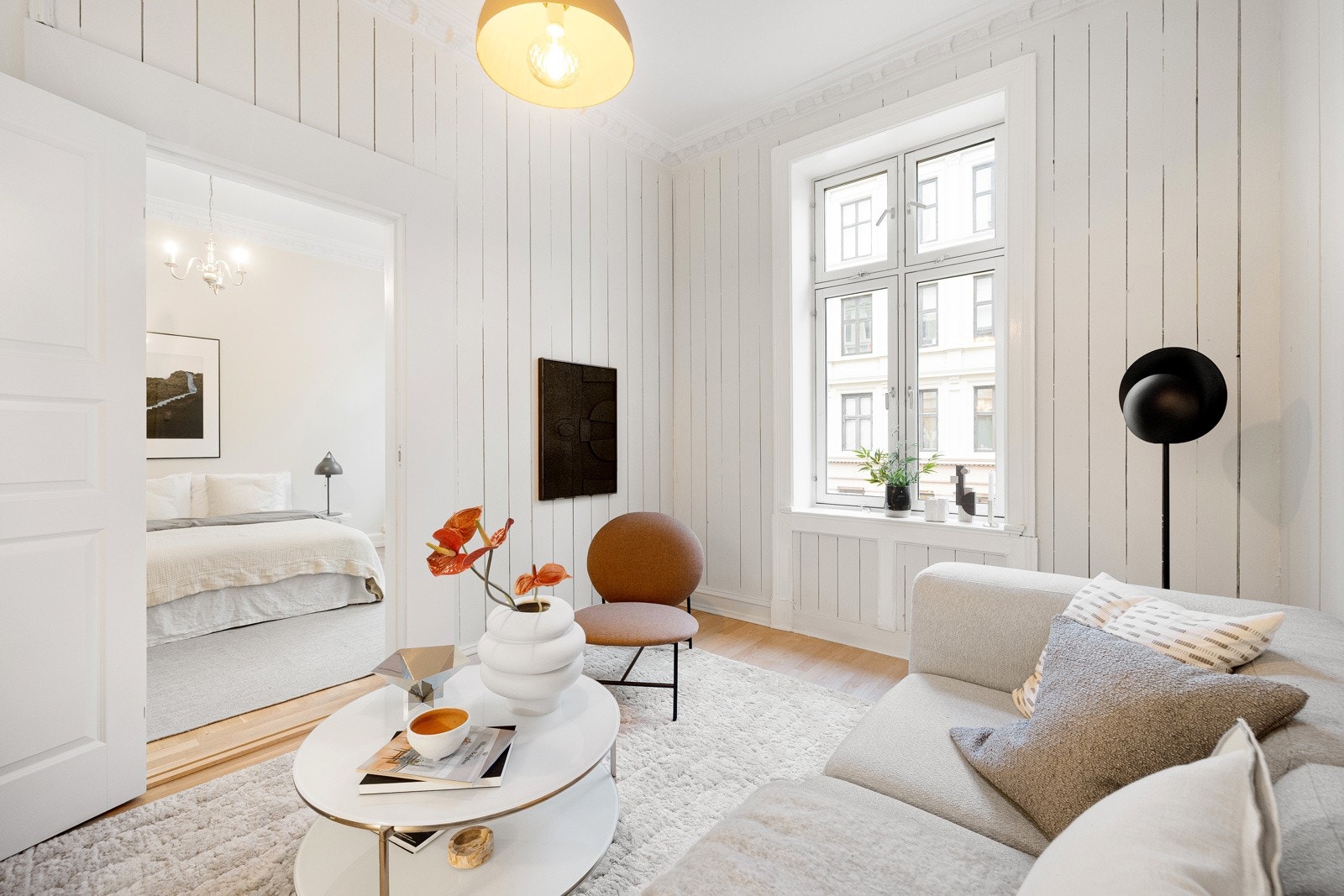 De store vinduene sørger for rikelig lysinnslipp, og den generøse takhøyden bidrar til en luftig og behagelig romfølelse. Galleribilde