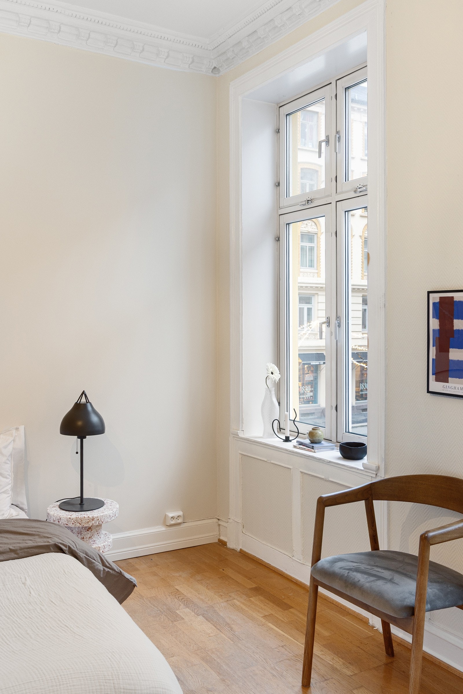 Her finner du klassiske detaljer som stukkatur og god takhøyde. De store vindusflatene slipper inn rikelig med dagslys. Galleribilde