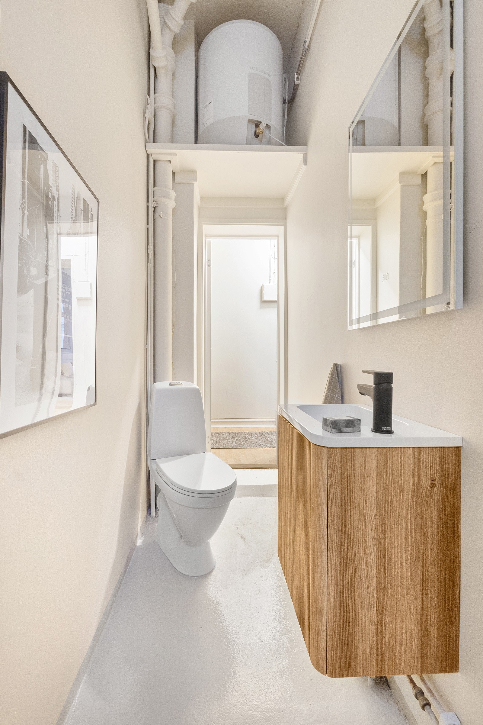 Varmtvannsberederen er plassert over dør for å frigjøre gulvplass. Galleribilde