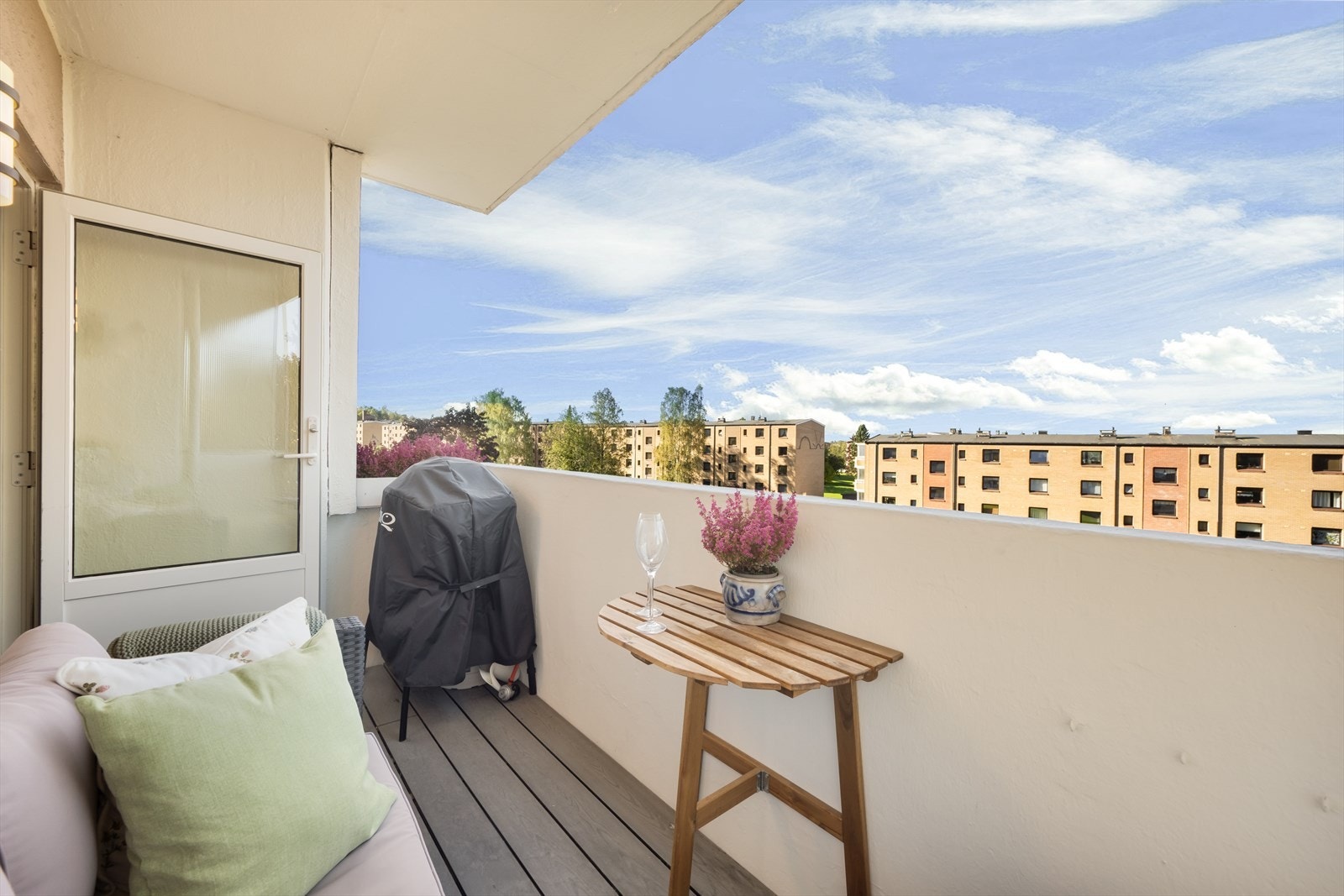 Her er det god plass til sittegruppe, grill og beplantning. Det ble lagt ny platting i 2024. Galleribilde