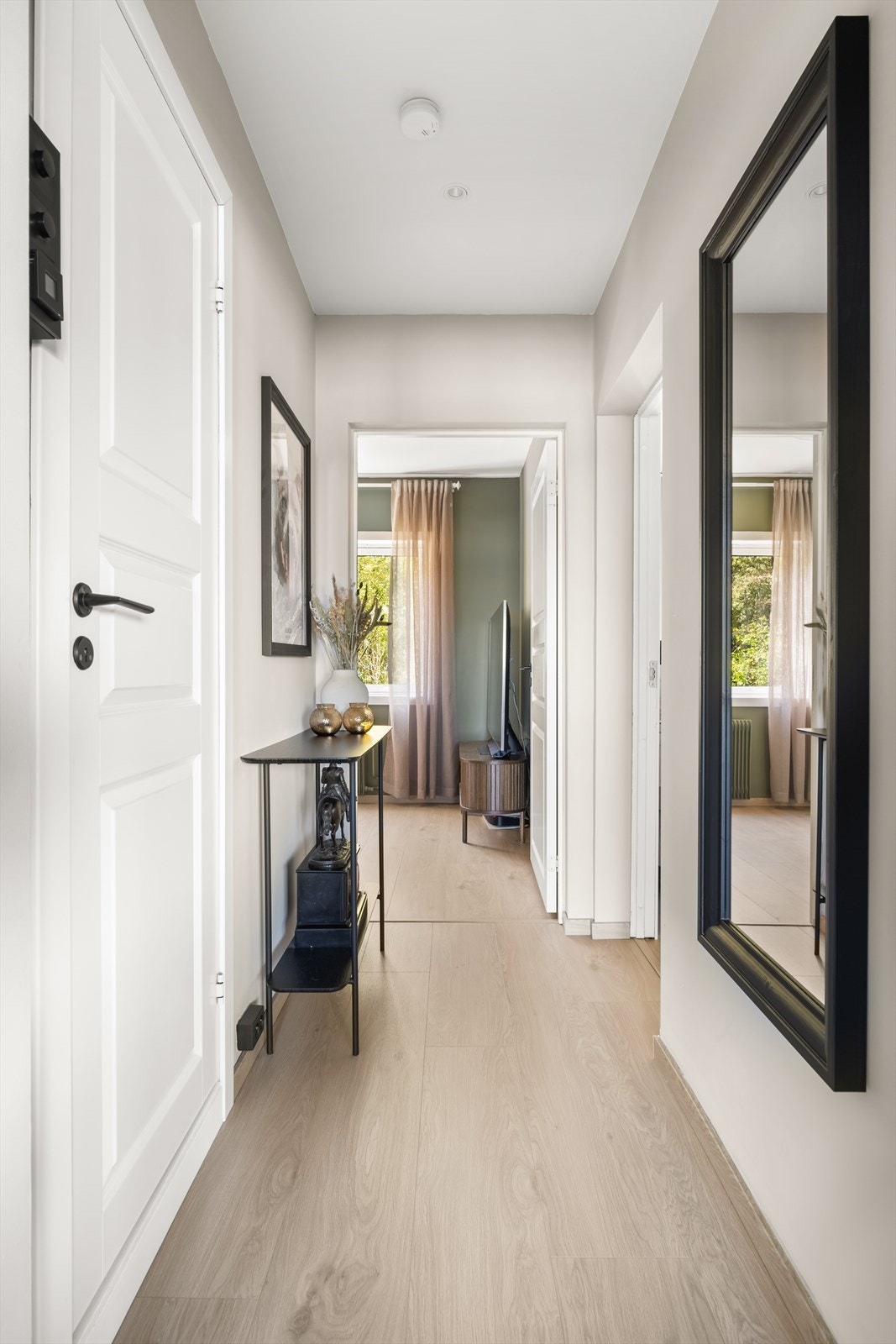 Den gjennomgående planløsningen sikrer optimale lysforhold. Galleribilde