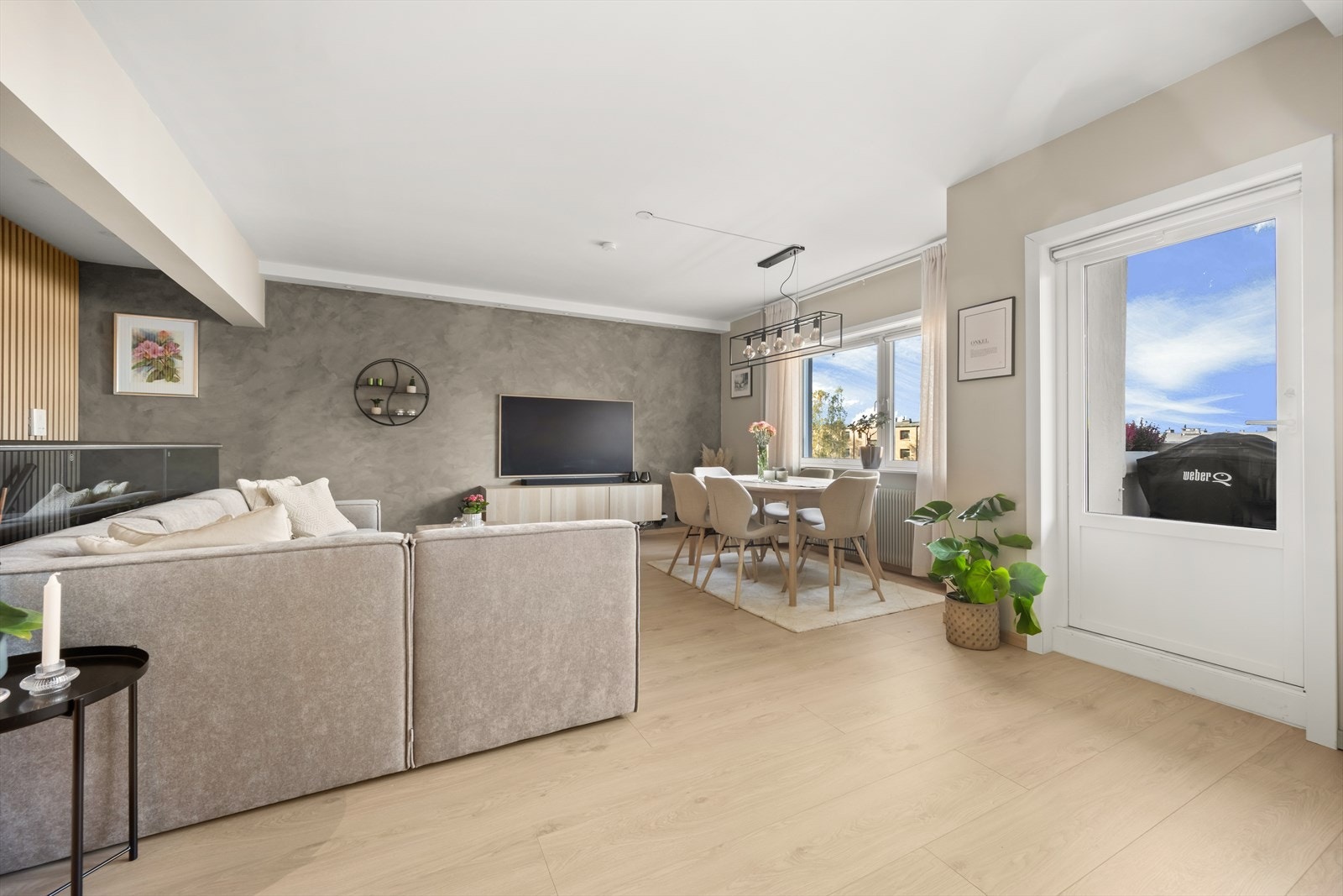 Lys, innbydende og romslig stue med åpen løsning. Galleribilde