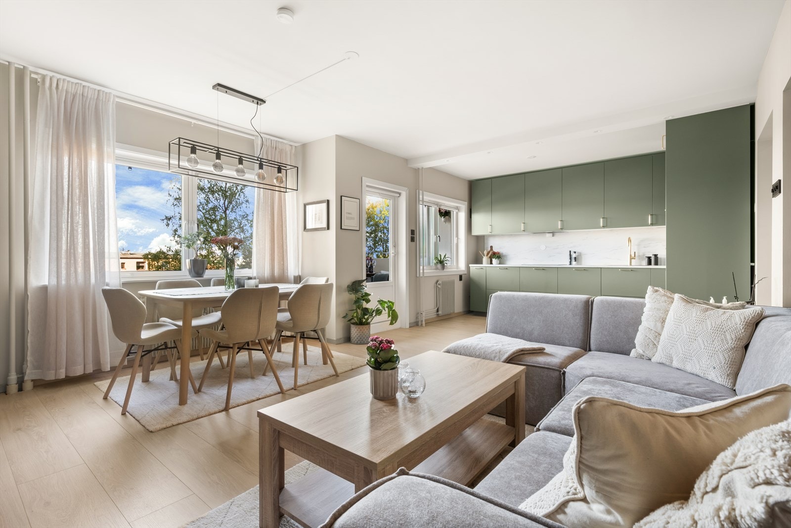 Kasper Hillås har gleden av å presentere Bølerlia 6. Foto: Martine Eren / Isnitt Galleribilde