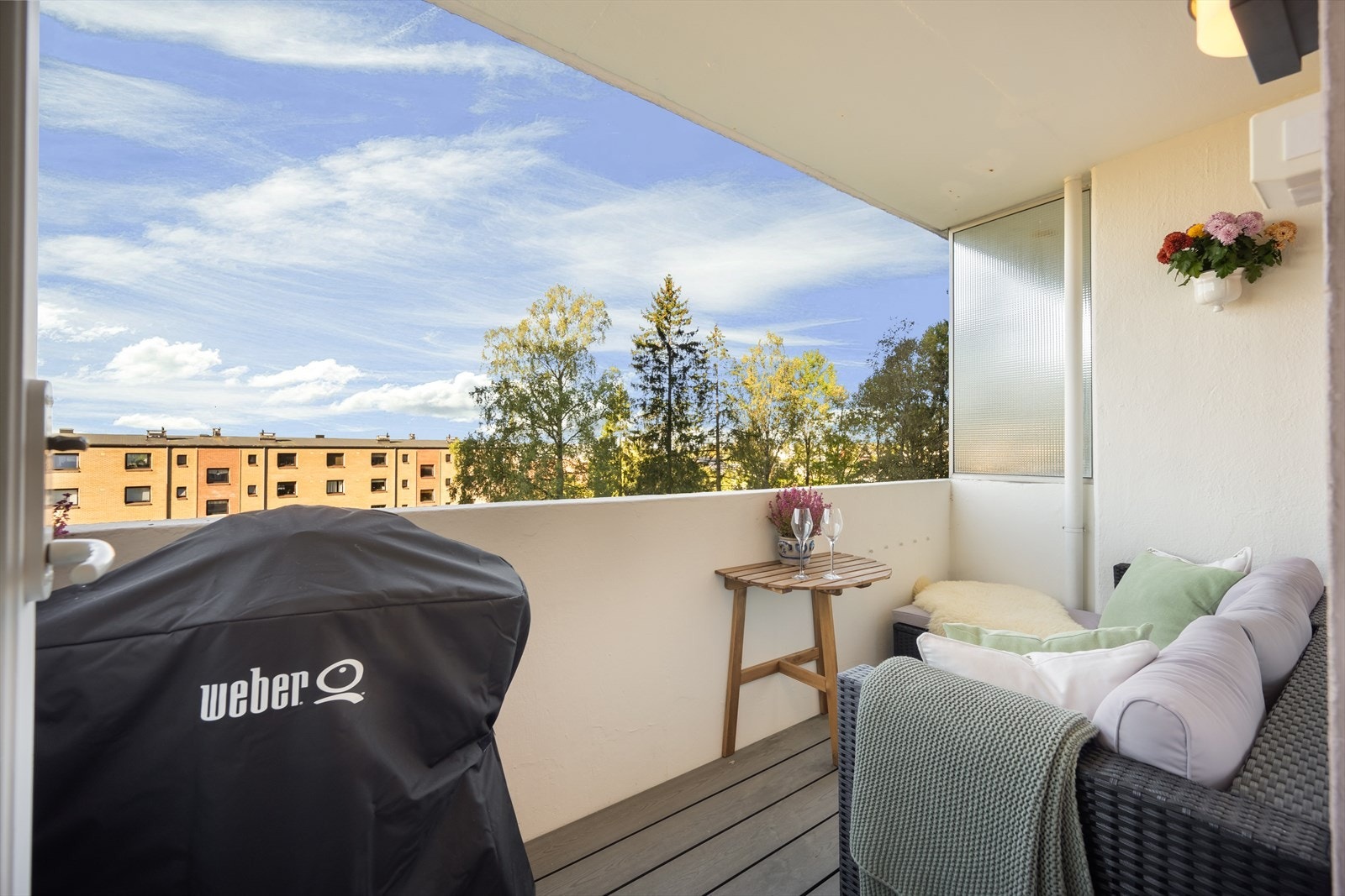 Fra stuen er det utgang til en vestvendt balkong på ca. 5 kvm. Balkongen ble malt i 2024. Galleribilde