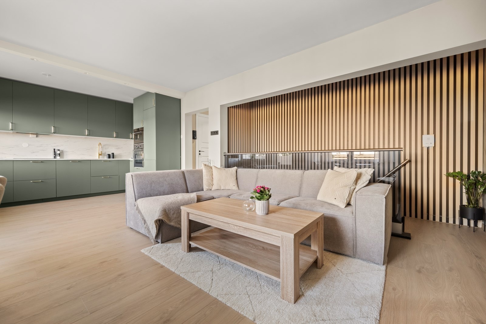 Delikate og lune overflater pusset opp i senere tid med pen gulv og lyse vegger. Galleribilde