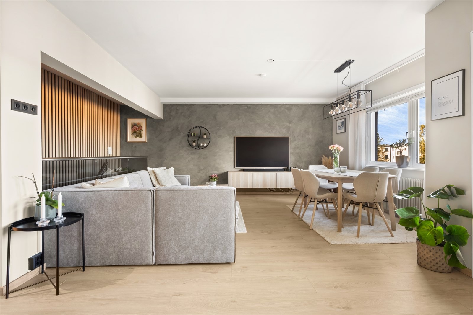 I stuen er det god plass til sofagruppe med tilhørende sofabord og tv-møblement og spisebord. Galleribilde