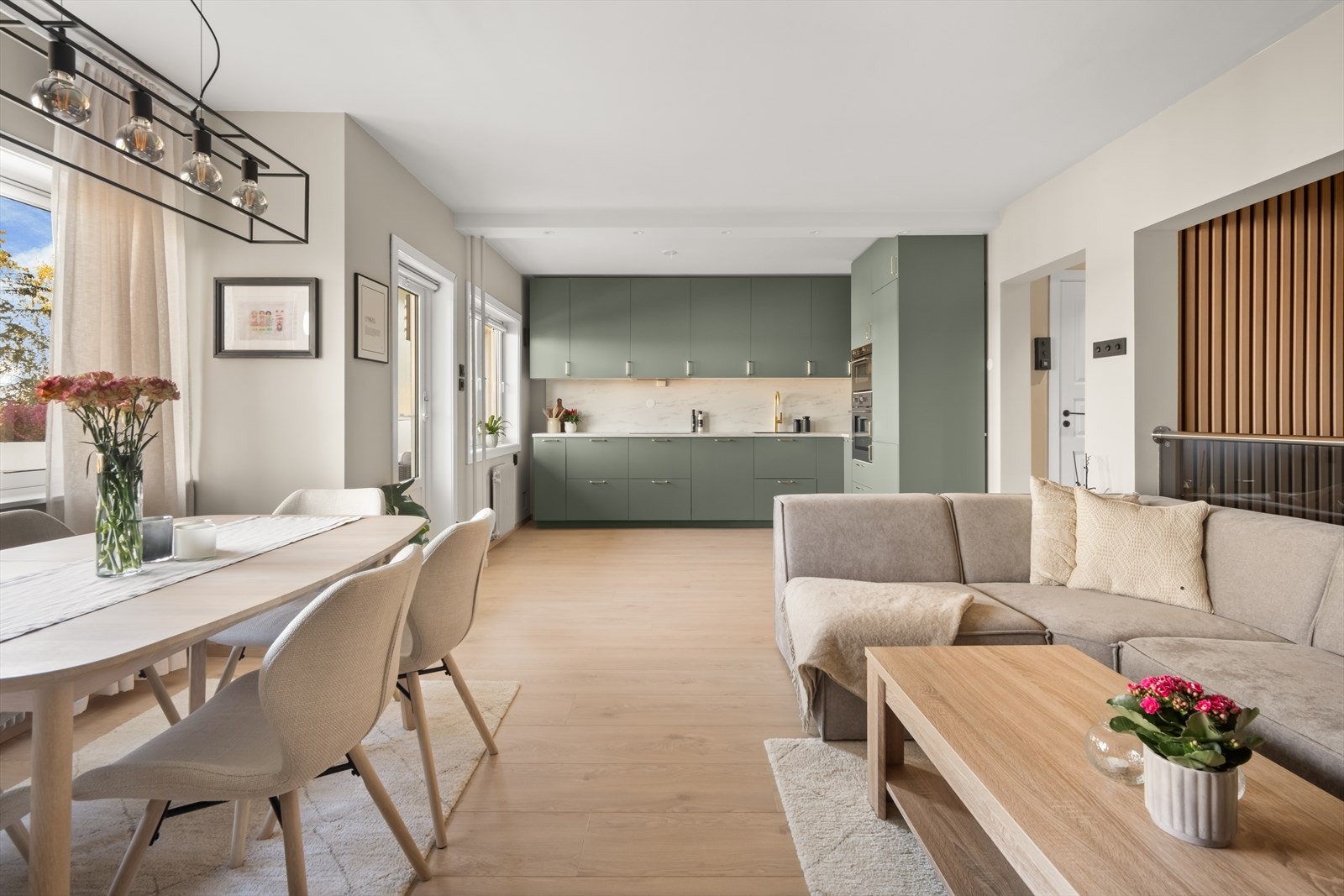 Stuen har en planløsning som oppleves naturlig og enkel å innrede med soner. Galleribilde