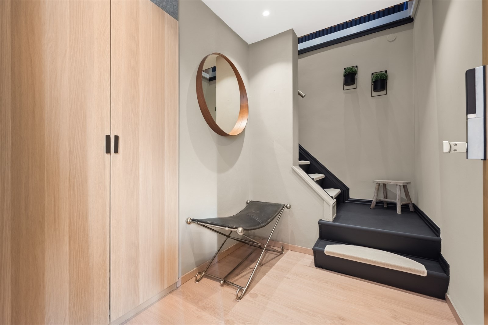 Ved inngangsdøren er det garderobeskap for oppbevaring av sko og yttertøy. Galleribilde