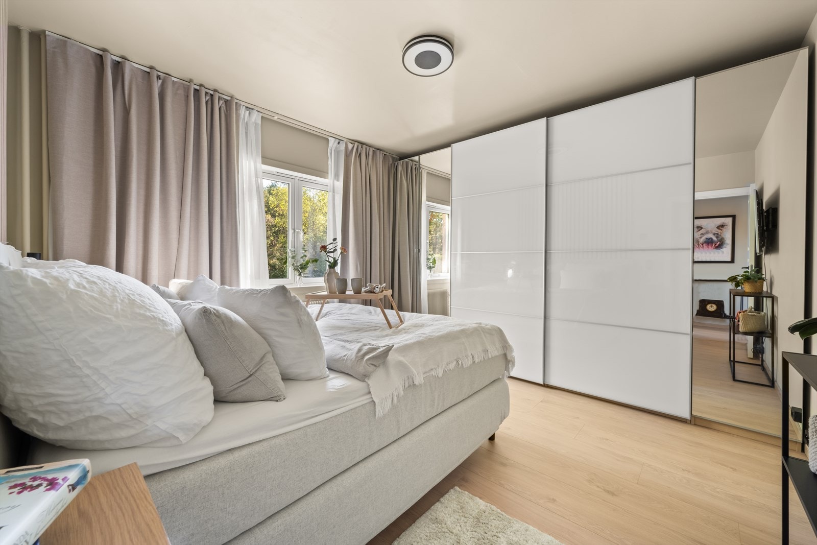 Lunt, innbydende og romslig hovedsoverom. Soverommene vender mot rolige fellesarealer. Galleribilde