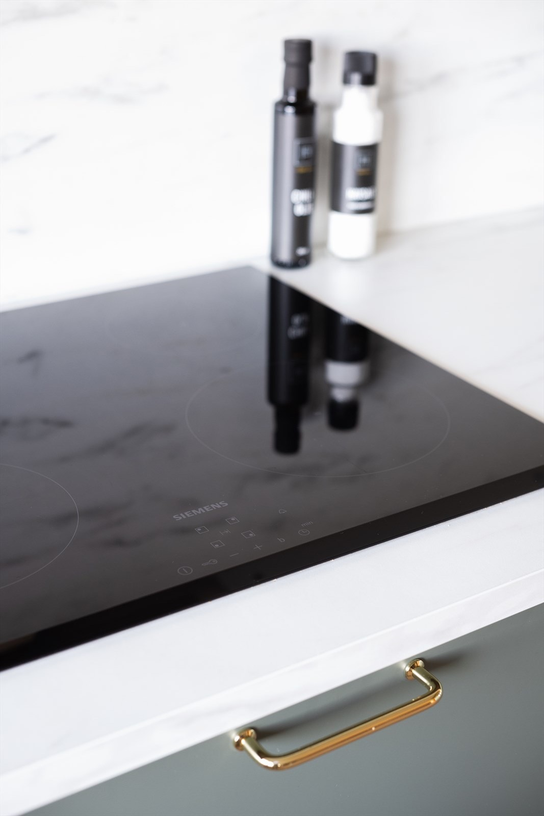 Hvitevarene er integrerte med platetopp, stekeovn, mikro, oppvaskmaskin og kjøl/fryseskap. Kullfilterventilator over kokeplass. Galleribilde