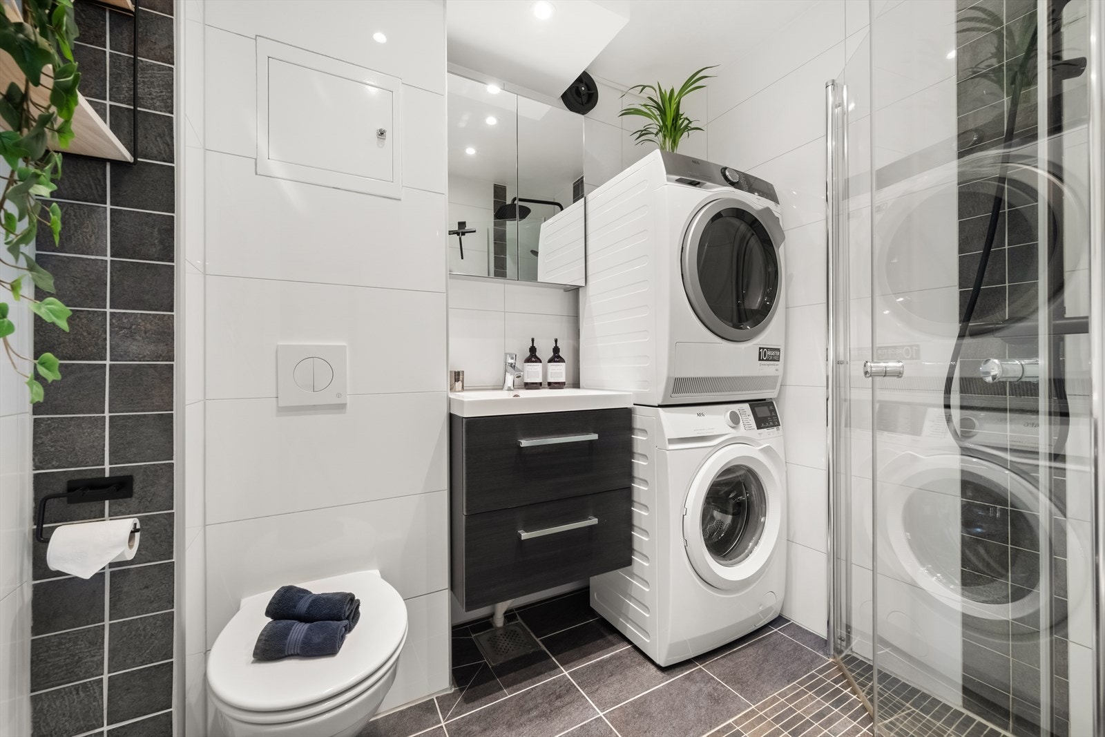 Delikat, tidløst bad pusset opp i 2015 i regi av borettslaget. Det er opplegg for vaskemaskin. Galleribilde