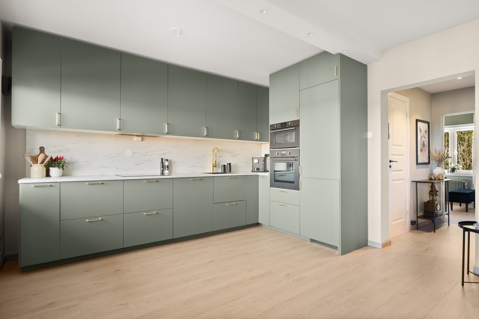 Kjøkkenet passer perfekt for deg som er glad i å lage mat med masse skap- og benkeplass. Det er plass til spisebord ved kjøkkenet. Galleribilde