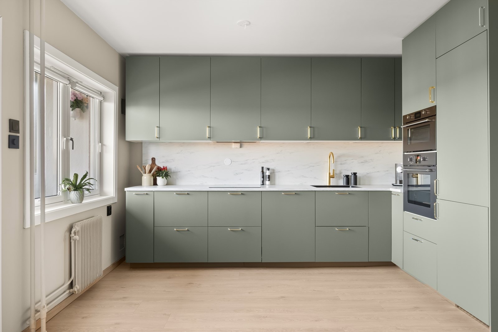 Moderne og stilrent kjøkken fra 2025 med integrerte hvitevarer og rikelig arbeidsplass - perfekt for både hverdagsmatlaging og middagsgjester. Galleribilde