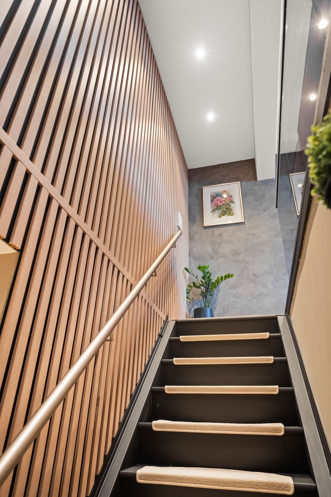 Stilig trapp i tre og nytt rekkverk i stål med glassfelt. Galleribilde