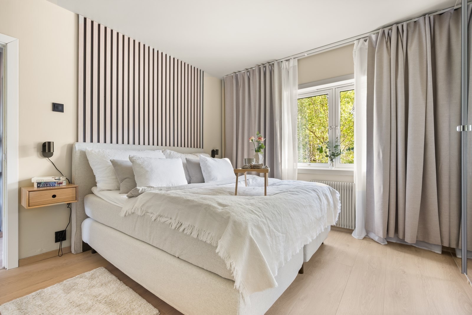 På hovedsoverommet er det god plass til dobbeltseng, nattbord og skyvedørsgarderobe. Galleribilde