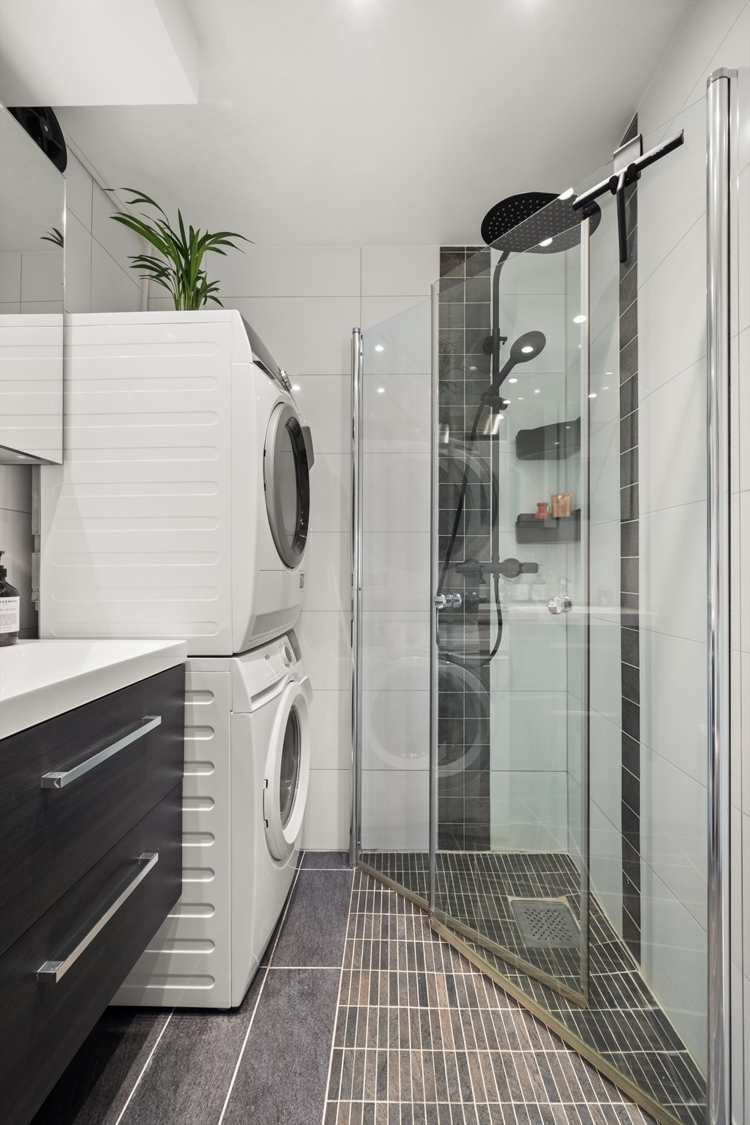 Badet har flislagte overflater, elektrisk gulvvarme og innfelte downlights i himling. Galleribilde