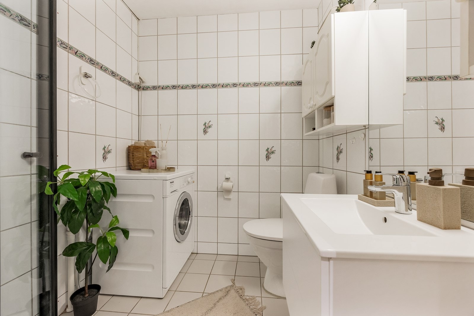 På badet er det opplegg og plass til både vaskemaskin og tørketrommel Galleribilde