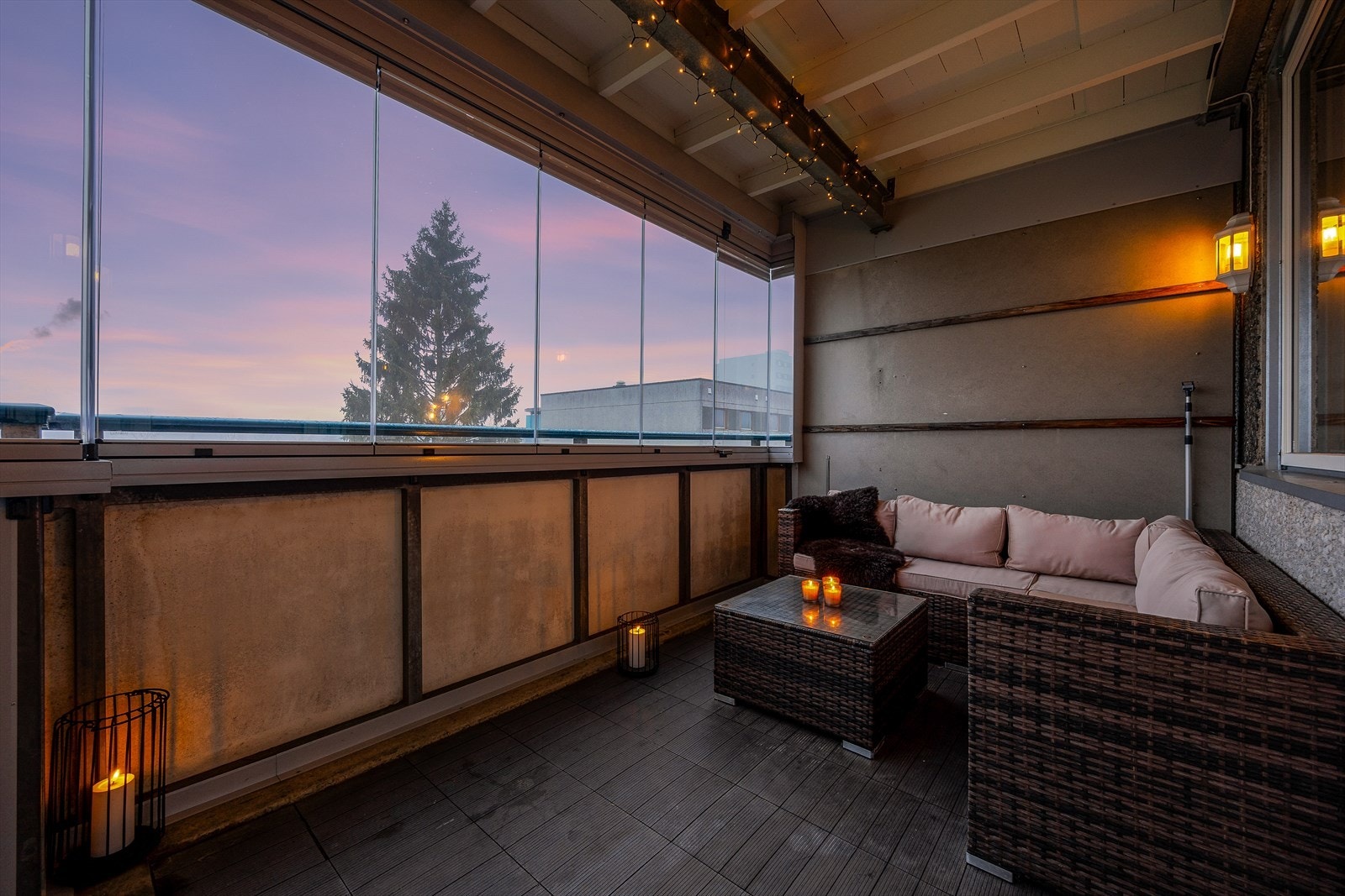 Dette er en lys og tiltalende 2-roms med stor innglasset balkong Galleribilde