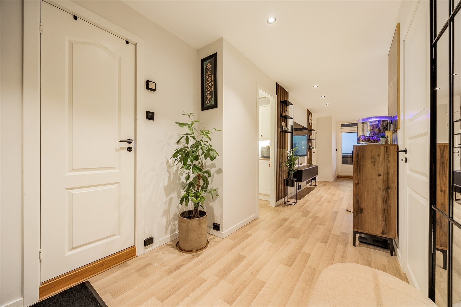 Fra entréen er det tilgang til innvendig bod/alkove Galleribilde